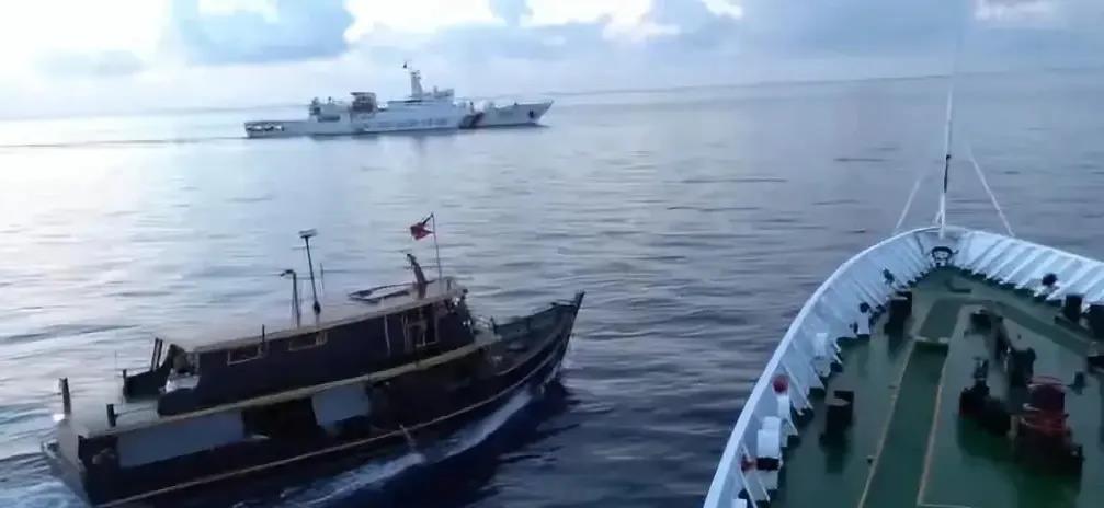 菲律宾方面最近不知道是不是吃错药了，一方面对中国维护领海主权的坚定意志视而不见，