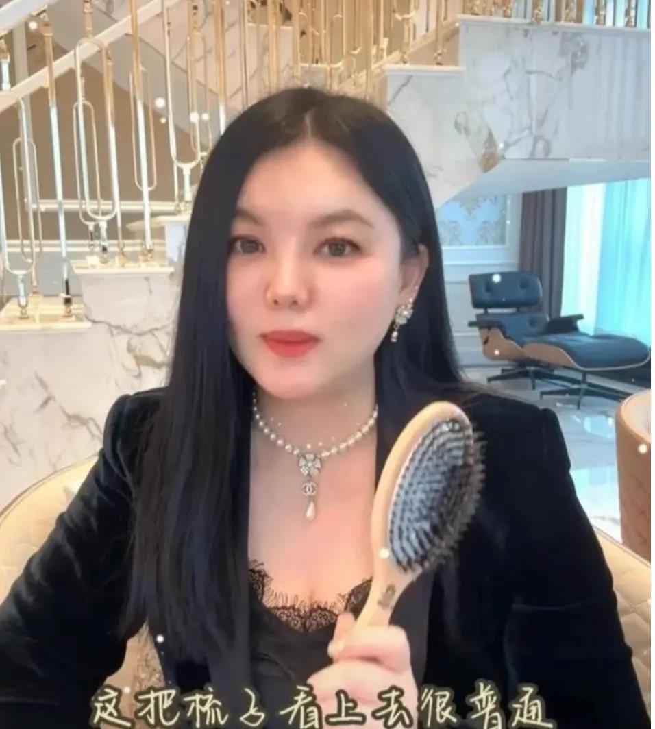 
李湘再一次向群众证实。

姐有这个条件。

最近李湘在她的英国皇宫。

开启了