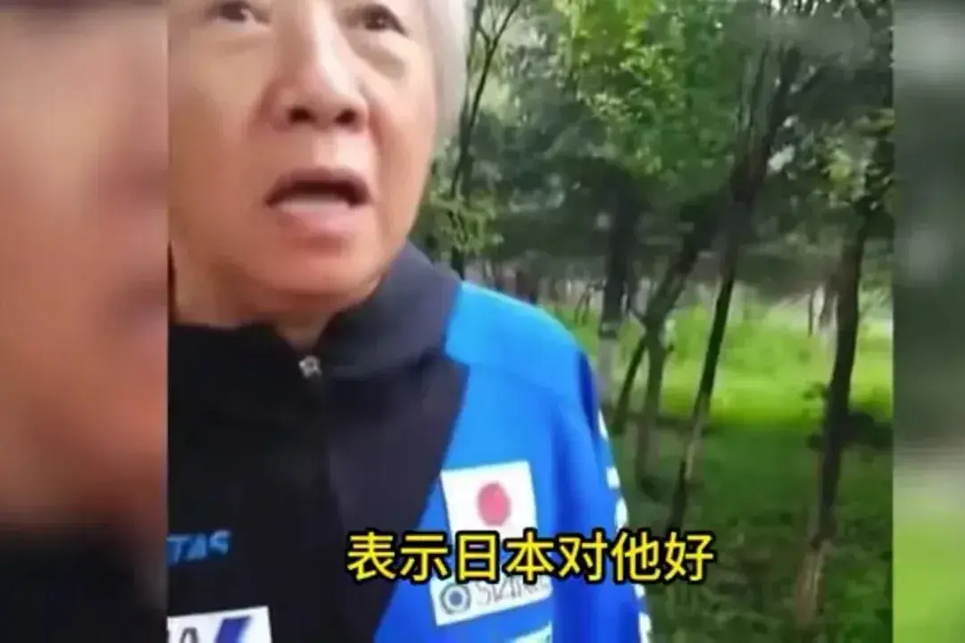 近日，一位退休八旬老太太身穿日本国旗服装在公园散步时，引发网友热议。当被问及为何