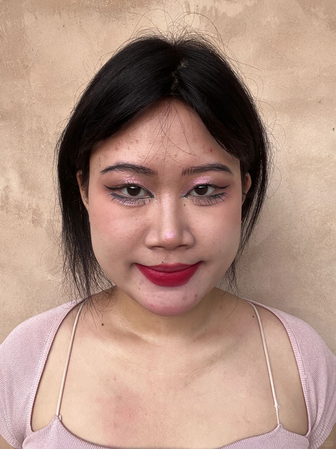 失望了 不想画浓妆了
还是画淡妆吧 感觉我驾驭不好浓妆