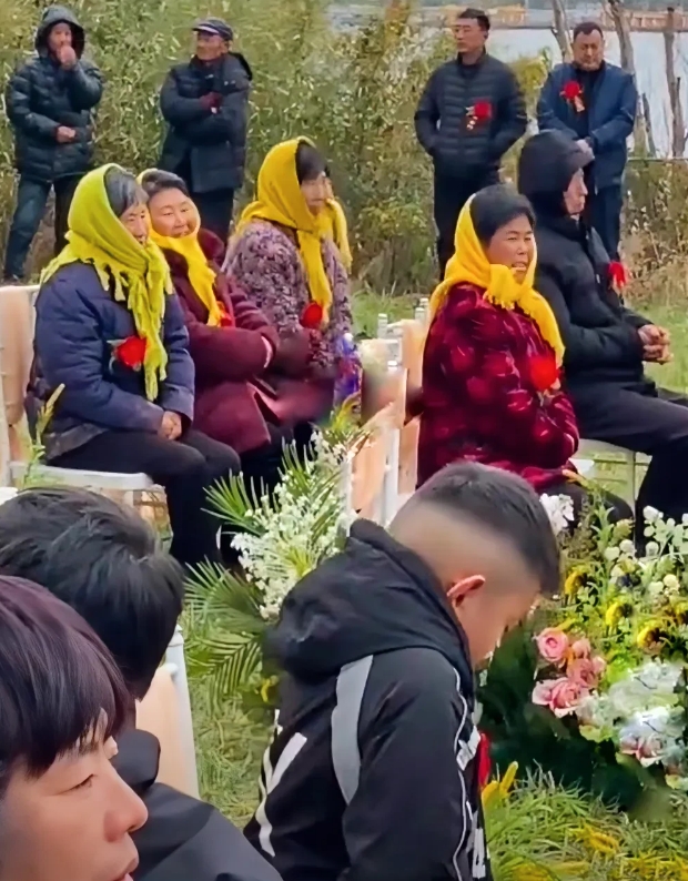 这样的草坪婚礼连摄影师都救不了啊！看得出来新郎新娘是浪漫的，仿效了西方人的草坪婚