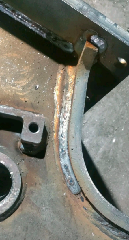 高级焊工在工厂里忙碌不堪，因为工厂现在人手短缺，导致一些焊接工作只能草草完成。有