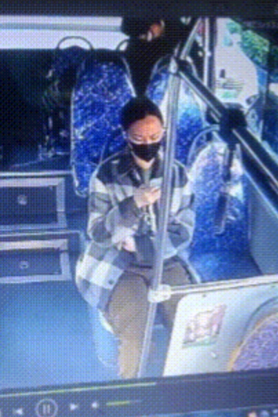 上海一男子在公交车上大便，引起网友热议。
据公交公司提供的监控视频显示，11月1