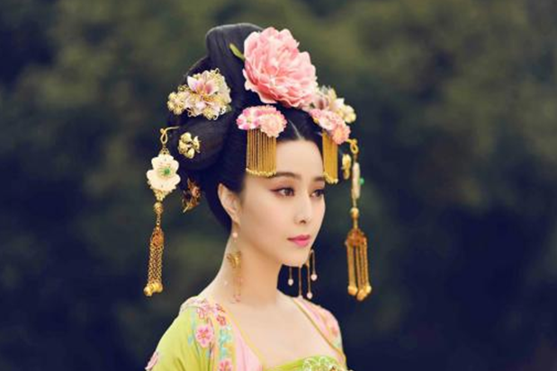 公元649年，李世民躺在床上奄奄一息，看着25岁貌美如花的武则天，不放心地问道：