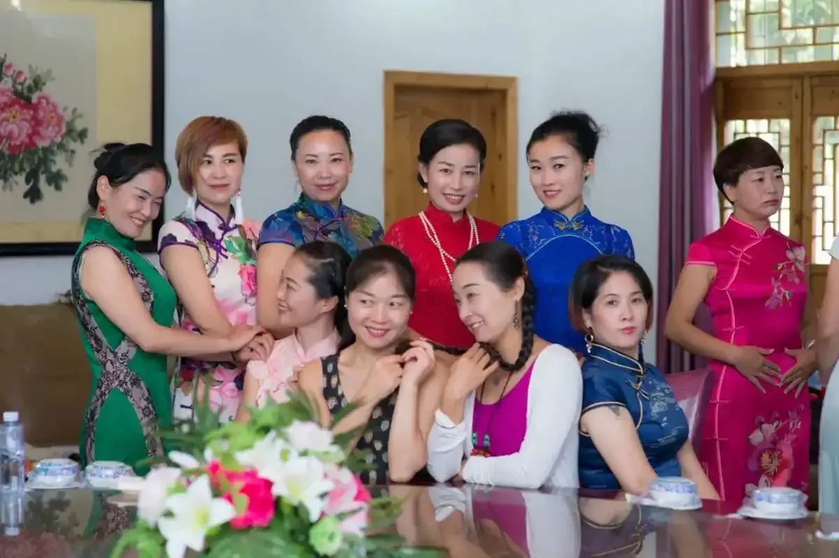 六个富婆同时要包养你，你会选择哪一个？
第一个会每月支付你五万元
第二个会每月给