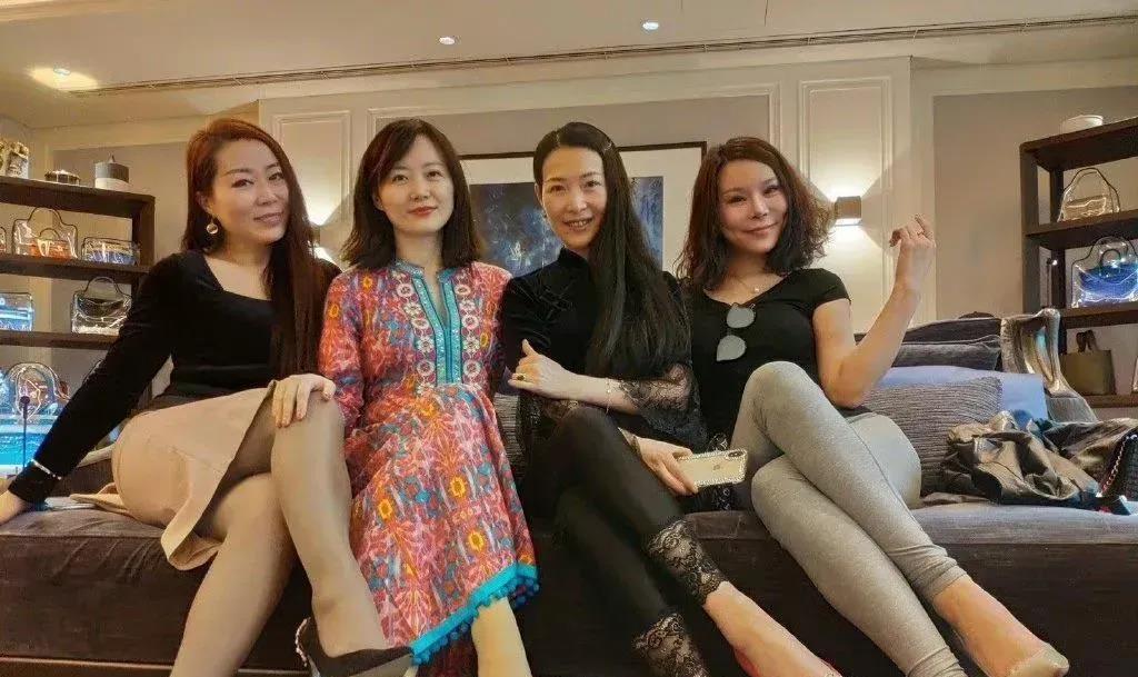 阔别35年，我们百货大楼四朵金花再次相聚。当年能进百货大楼、粮管所、棉花、供销社