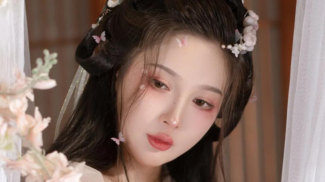 我重生到对女主施虐的一刻，看着女主我颤抖得拿不住手帕，但凡早一炷香，就一炷香我还能救救我的炮灰命