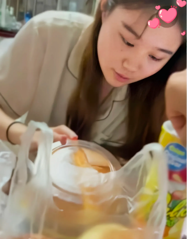 解家二少奶奶完全值得拥有这突如其来的惊喜。
    大学期间，两人情投意合很早就