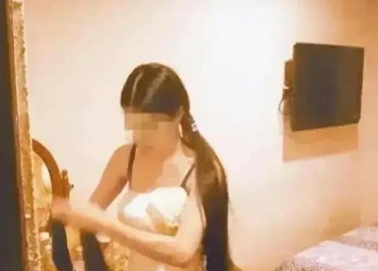 打牌到深夜，开车顺路送一漂亮女牌友回家。到她们小区门口后我停下来让她下车，她娇羞