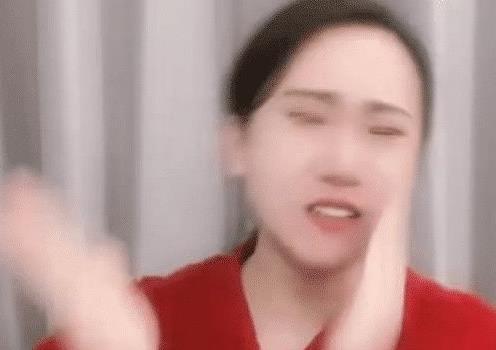 几个月前，赵本山徒弟丫蛋因直播带货被粉丝痛骂，结果她怒扇自己20多个耳光，请求粉