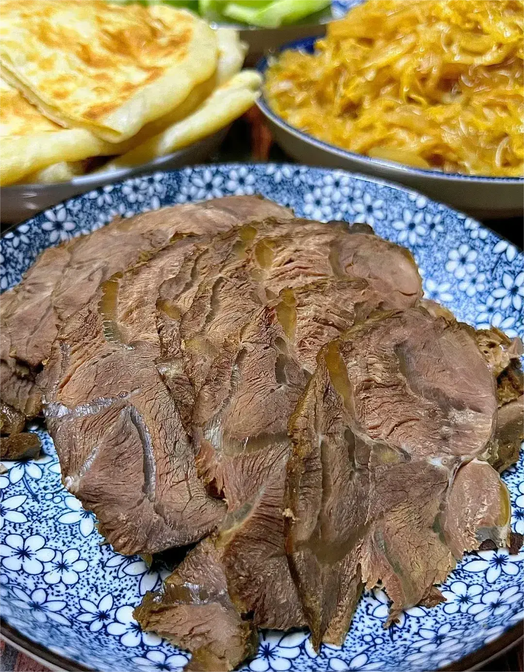 我发现，
过年走亲戚，
但凡饭桌上有一盘牛肉，
不管多少都会被吃光光，
爱吃酱牛