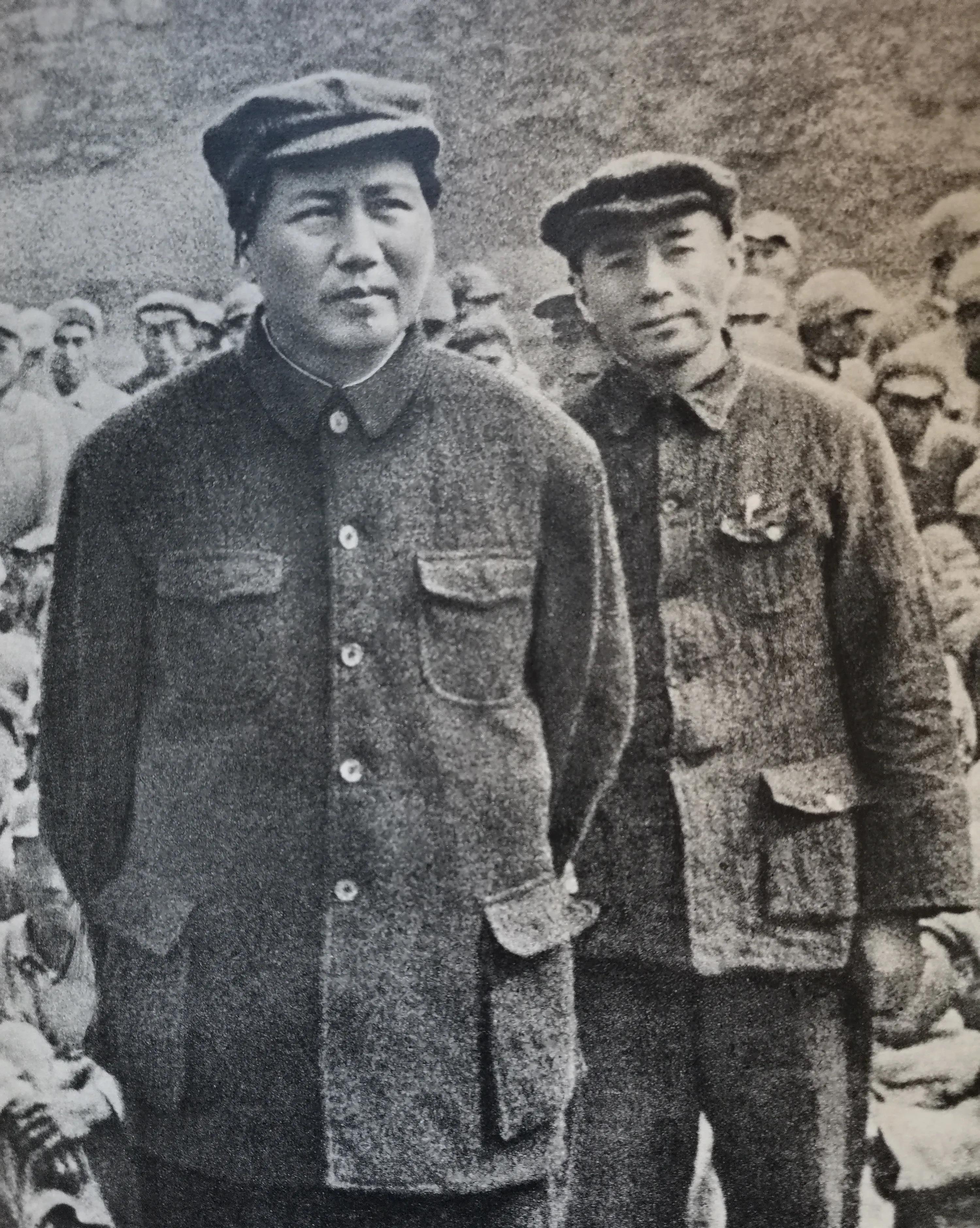 遵义会议前后的毛主席与周总理：红军长征前，毛主席被剥夺了军权，没有人敢与他接触。