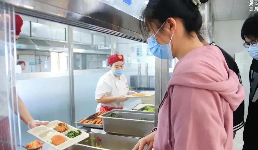 这样的学校你们敢进吗？
壕无人性啊，衡水一中学学生从教室到食堂，再到吃完饭，只有