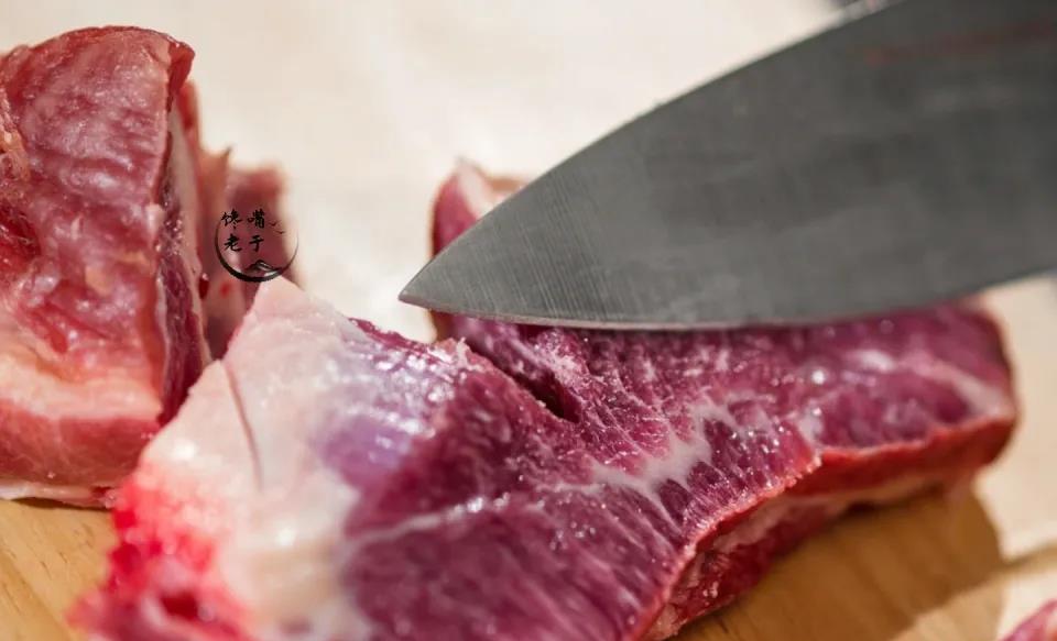 河南某食品加工厂用鸭子肉，马肉老鼠肉猫肉充当牛肉，以次充好，卖出的营业额达到了差