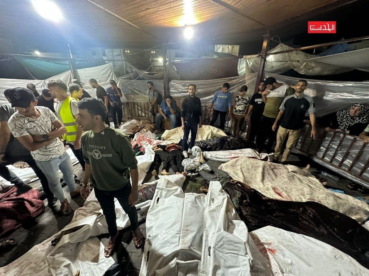 灭绝人性！以色列深夜轰炸加沙医院，死亡已达800人，多数是妇女、儿童、医生、病人