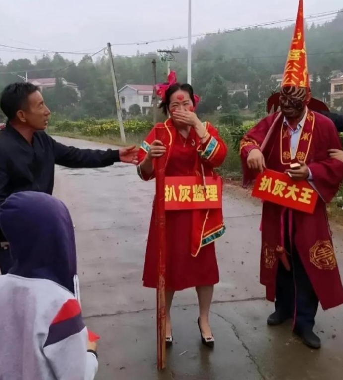 这搞得什么仪式吗？还是特意打扮来吸睛的

