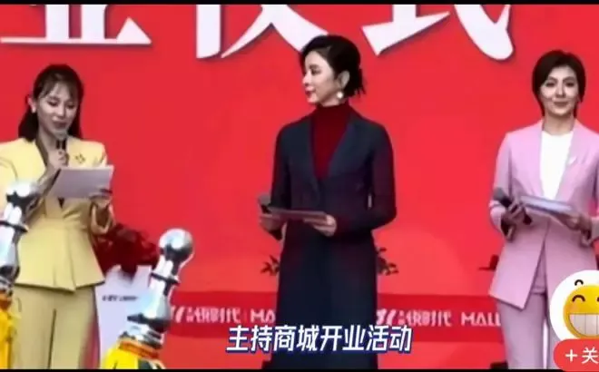 曾经被不才奉为女神的李思思近期出现在河南新乡，在四五线城市简陋的舞台上主持商演。