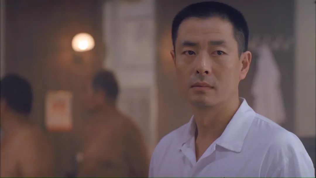 老舍的《茶馆》，清末时期的小型社会，用三教九流的人物，体现那个年代的动荡不安。
