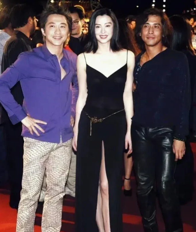 翻看一张老照片，真的好羡慕中间这位女生的容颜，你知道她是谁吗？