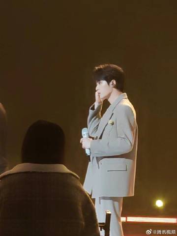 #2024网络视听盛典阵容官宣#看到封面一张帅气的脸庞！
原来是檀健次！！！ ​