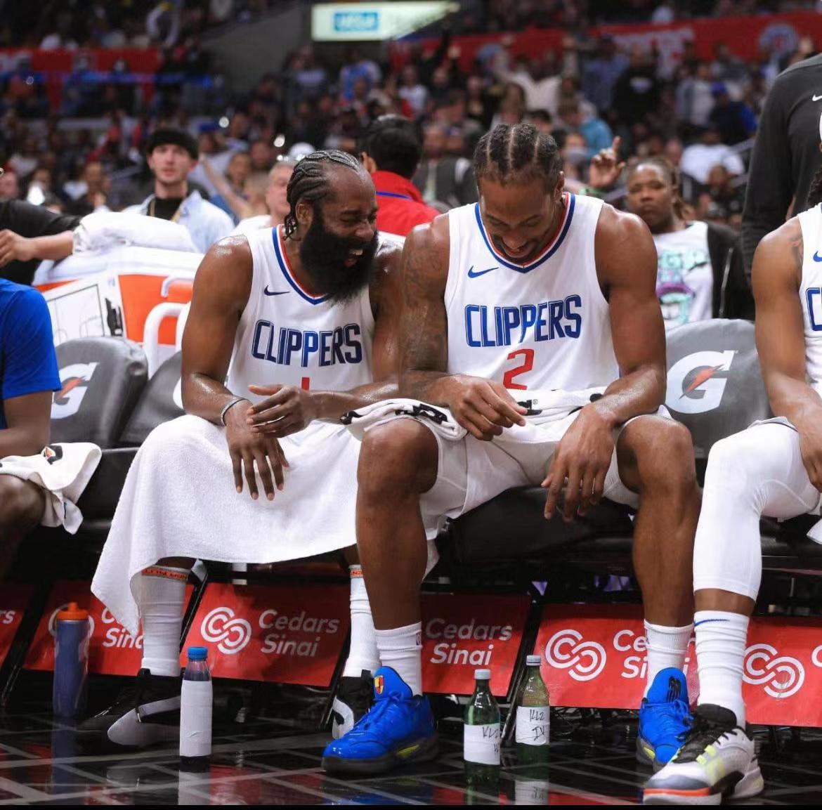 据NBA媒体报道，有人发现快船队的科怀-伦纳德每场比赛都没有穿带有品牌商标识的袜