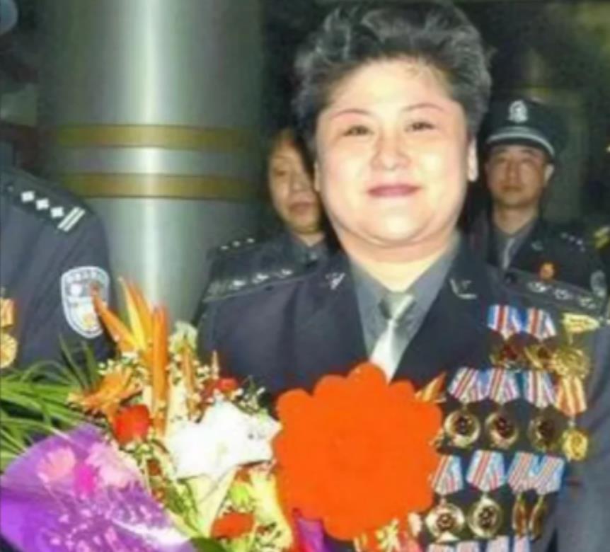 1996年，一个全身绑满炸药的歹徒闯进郑州国棉五厂幼儿园，劫持了28名孩子。女警