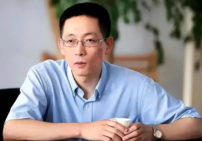 太牛掰啦！施一公。
今天上海马拉松比赛上，西湖大学的校长，原清华副校长施一公以5