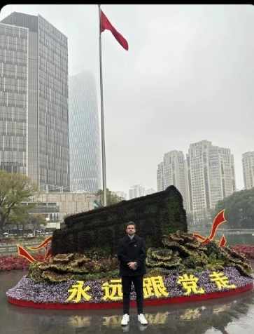 一位美国老哥在推特上发表大量声讨以色列的博文，频频遭围攻，于是乎他来到了中国。[