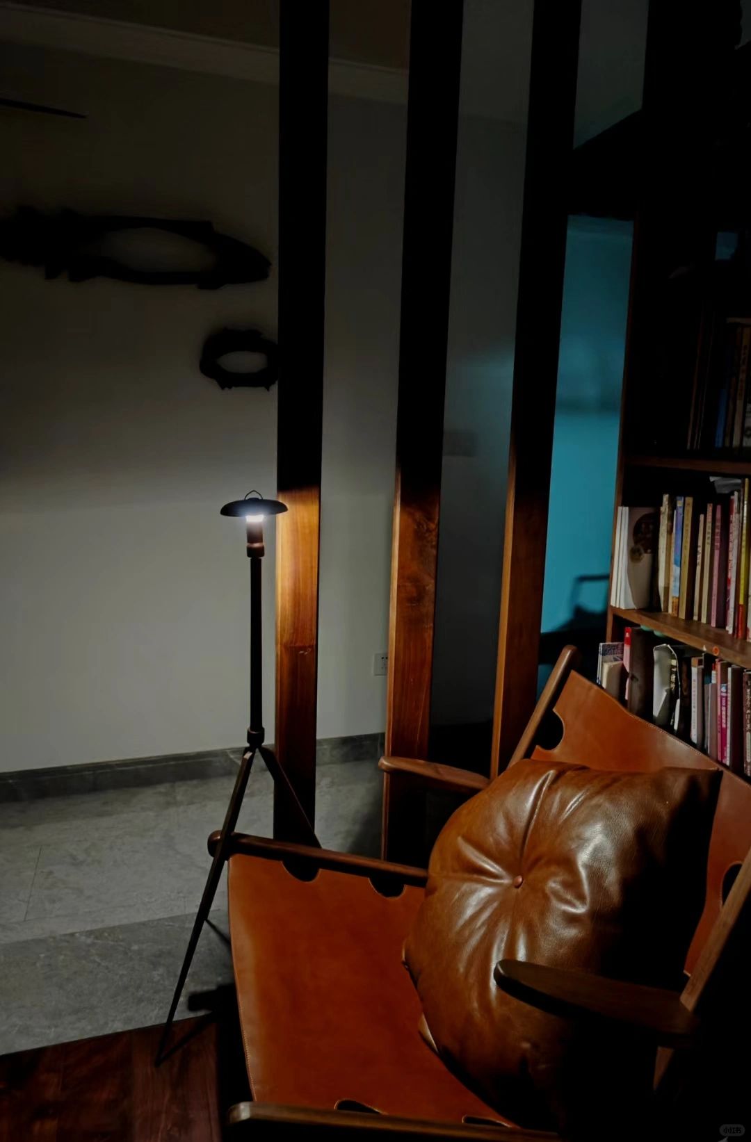 手作可拆卸狩猎椅
舒适的角落！胡桃木植鞣牛皮的结合。#我的手工日常
 #露营装备