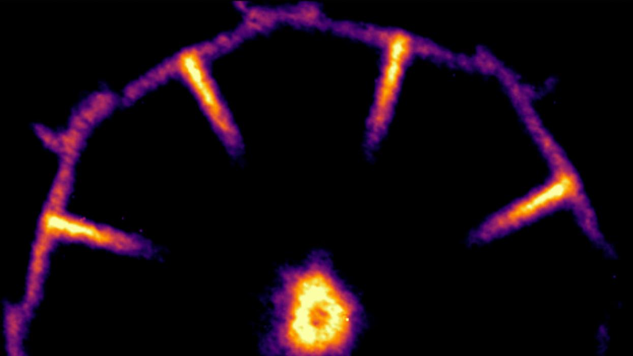 科学家在实验室中产生了旋转的等离子体环并产生射流，这将推动天体物理研究的进步