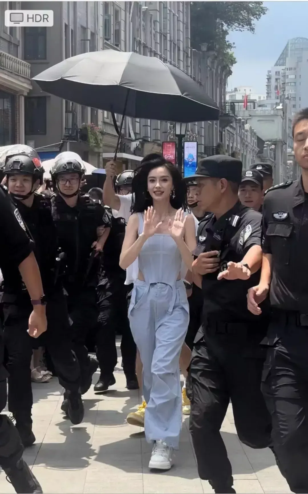 她是谁？谁知道她是谁？
这么多特警保护，难道是我孤陋寡闻，有眼不识泰山？这么多特