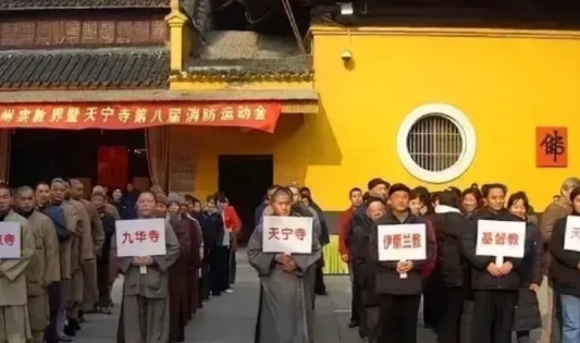 也就是在中国才能有这种和谐的事情了[允悲] ​​​