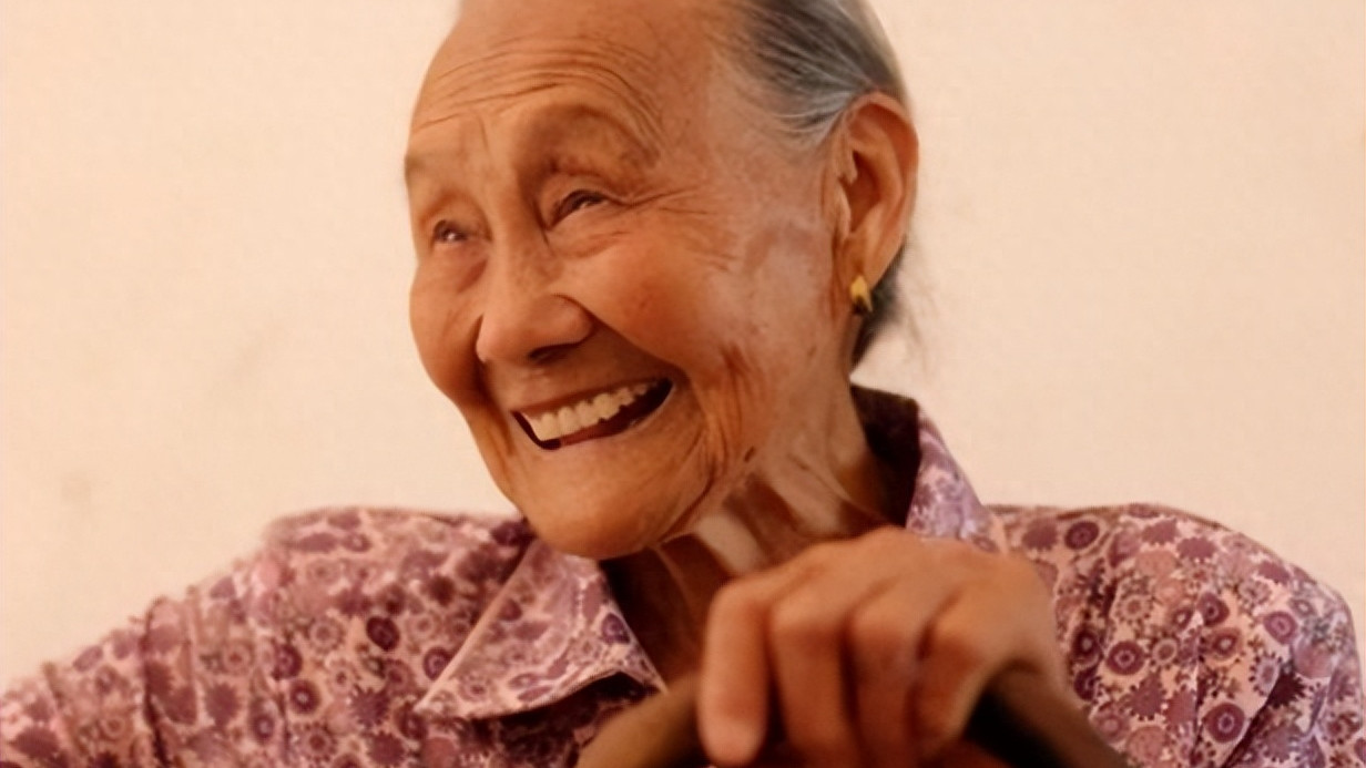 103岁老人去看病，医生检查后，让护士照看，而他悄悄找机会报警