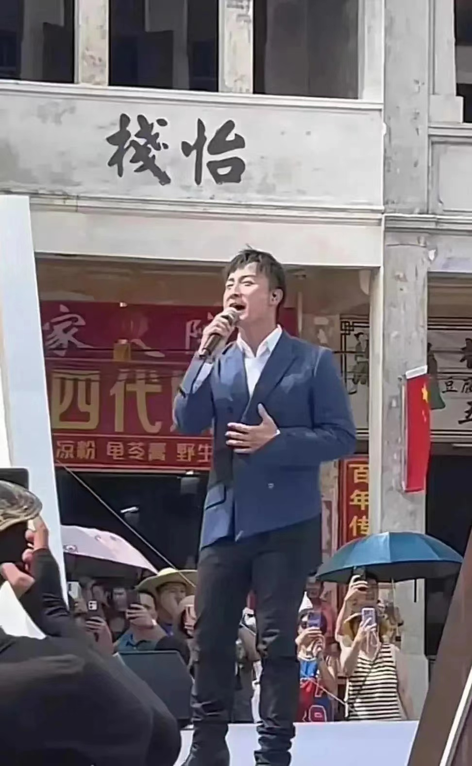 曾经风靡全国的巨星，如今为了温饱只得在这个小镇上商演，即便酷暑难耐，仍然表现得十