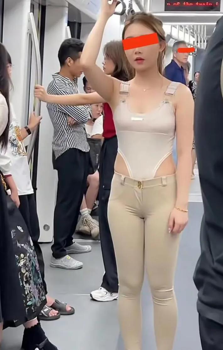 浙江女子穿带“沟”衣服坐地铁，旁人不敢正视，网友：怕被打
清晨的地铁车厢内，一名