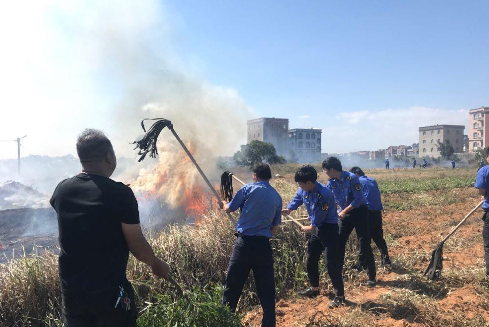 田间地头焚烧麦秆，两农民被警方抓获拘留

2023年10月14日下午5时，山西临