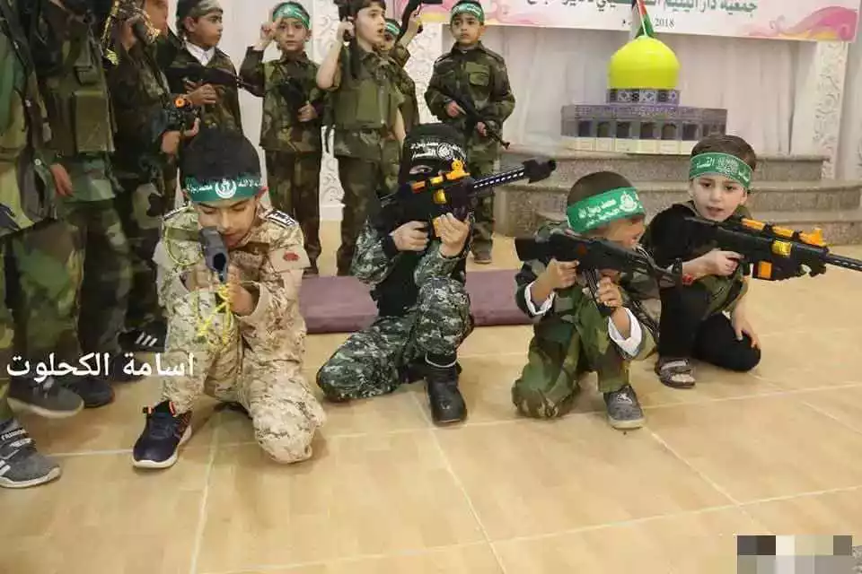 左边是哈马斯幼儿园