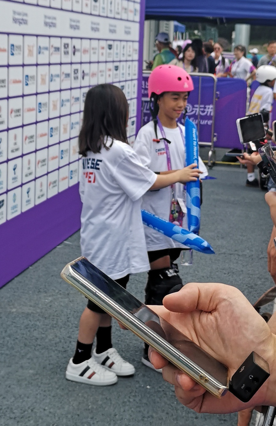 亚运会滑板比赛来了儿童团？
杭州亚运会滑板女子碗池比赛，几名小选手引人注目。
大