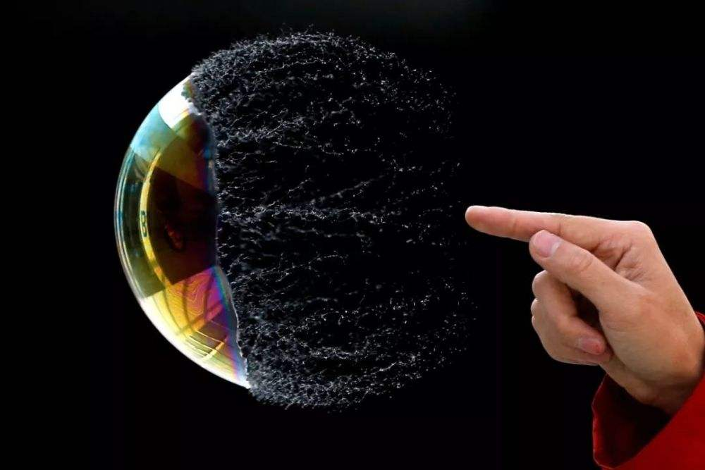 日本房价泡沫破灭的四部曲如下：
1.最初，房企撑不住，就像我们现在我们的某大、某