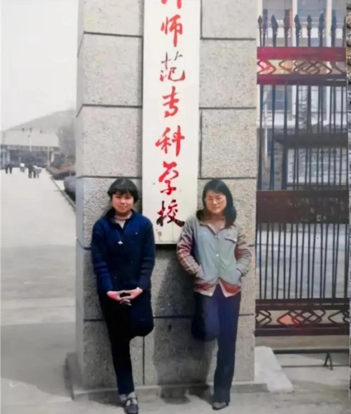 这张照片拍摄于1987年，四川省乐山师范专科学校校门口，两名中文系即将毕业女生的