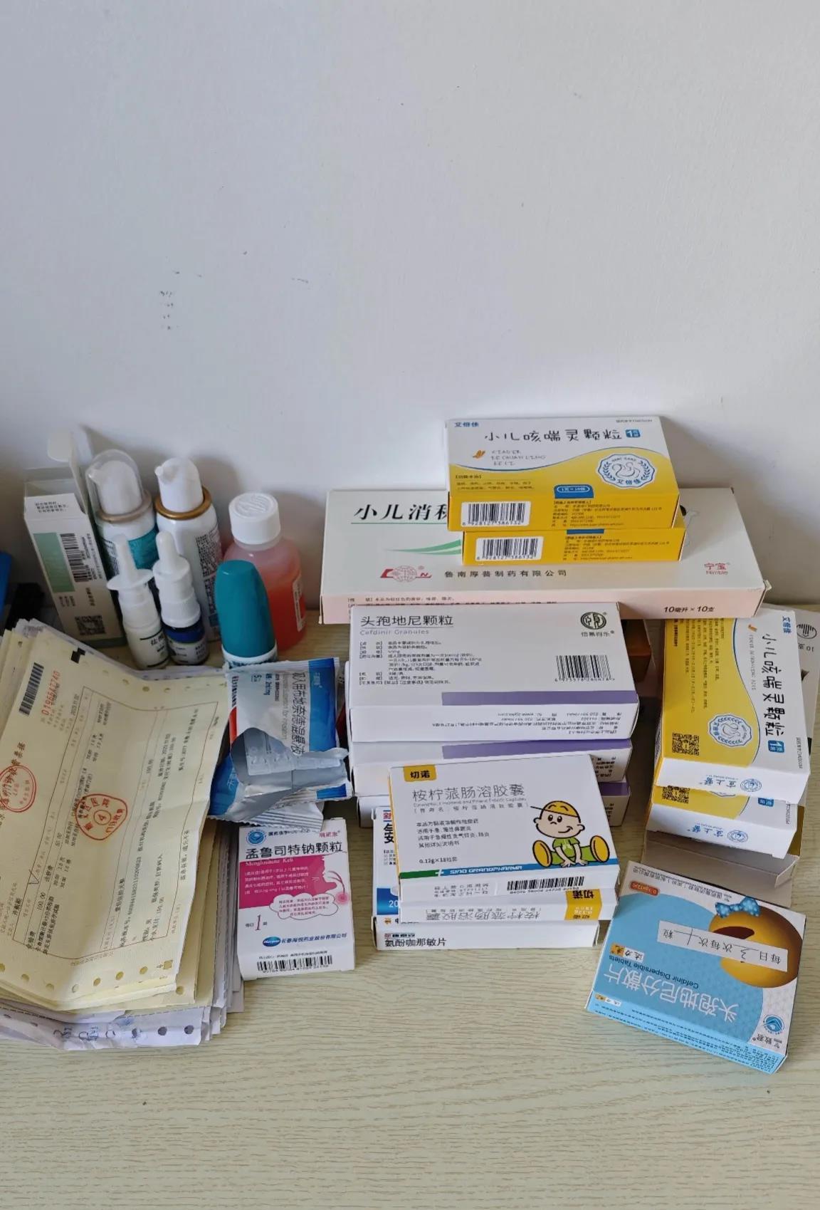 以后都不用炫富了，都开始炫药吧，昨天去儿童医院给孩子看咳嗽，场面真是太吓人了，仅