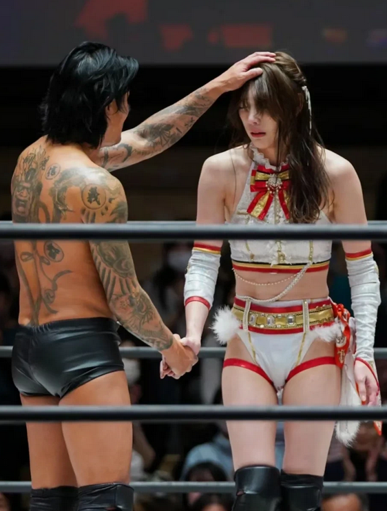 日本跨性别摔角，就是现场的动作片，都是彩排过的表演。赤井沙希在当摔角手(现已引退