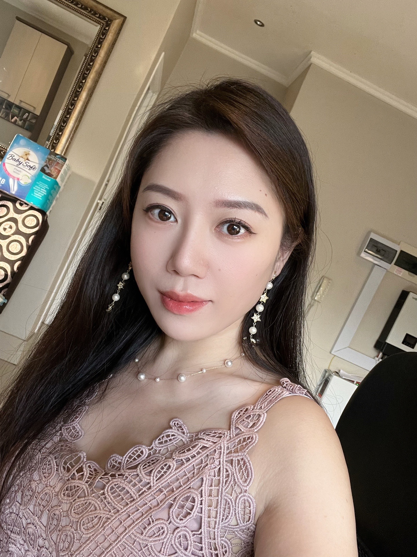 嫂子在乡镇上开服装店，有一件衣服进价55元，昨天一整天没生意。快要下班时，有个女