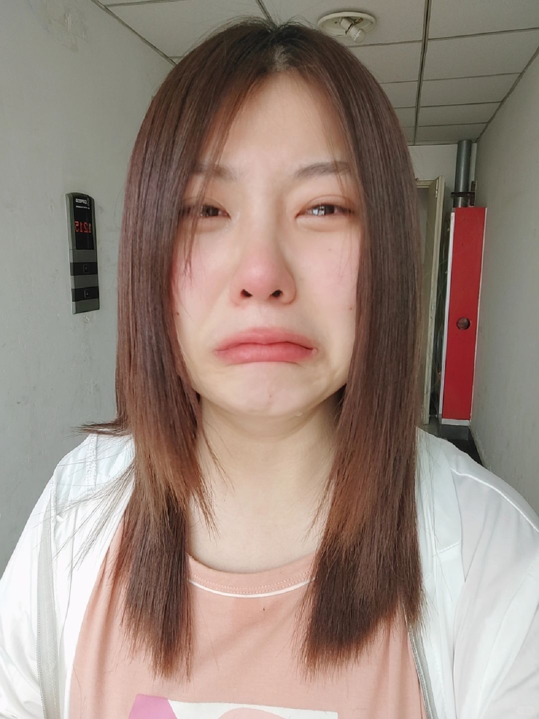 第一次从理发店出来痛哭！！！！
本来今天休假心情很好，感觉发质不好想去做个柔顺
