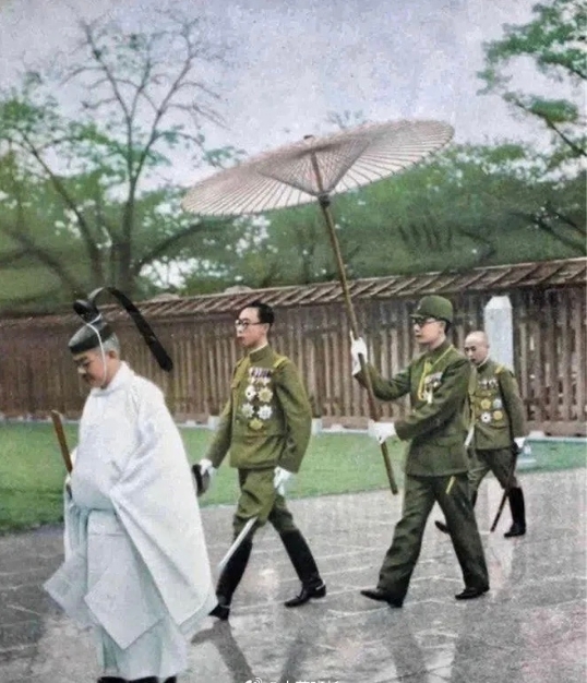 做日本人傀儡期间的溥仪，在日本访问，排场还挺大。

走在伞下面的人溥仪，他是中国