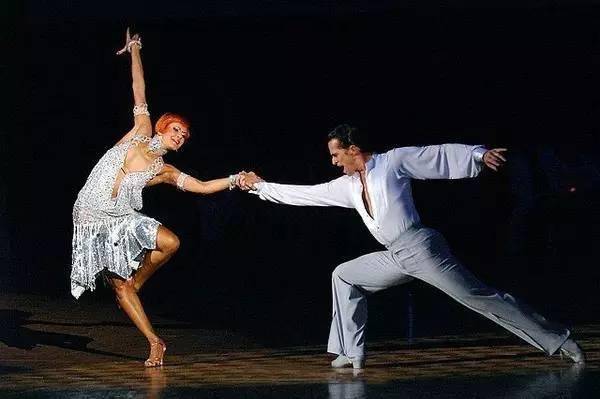 交谊舞的固定舞伴多年之后必定是一地鸡毛