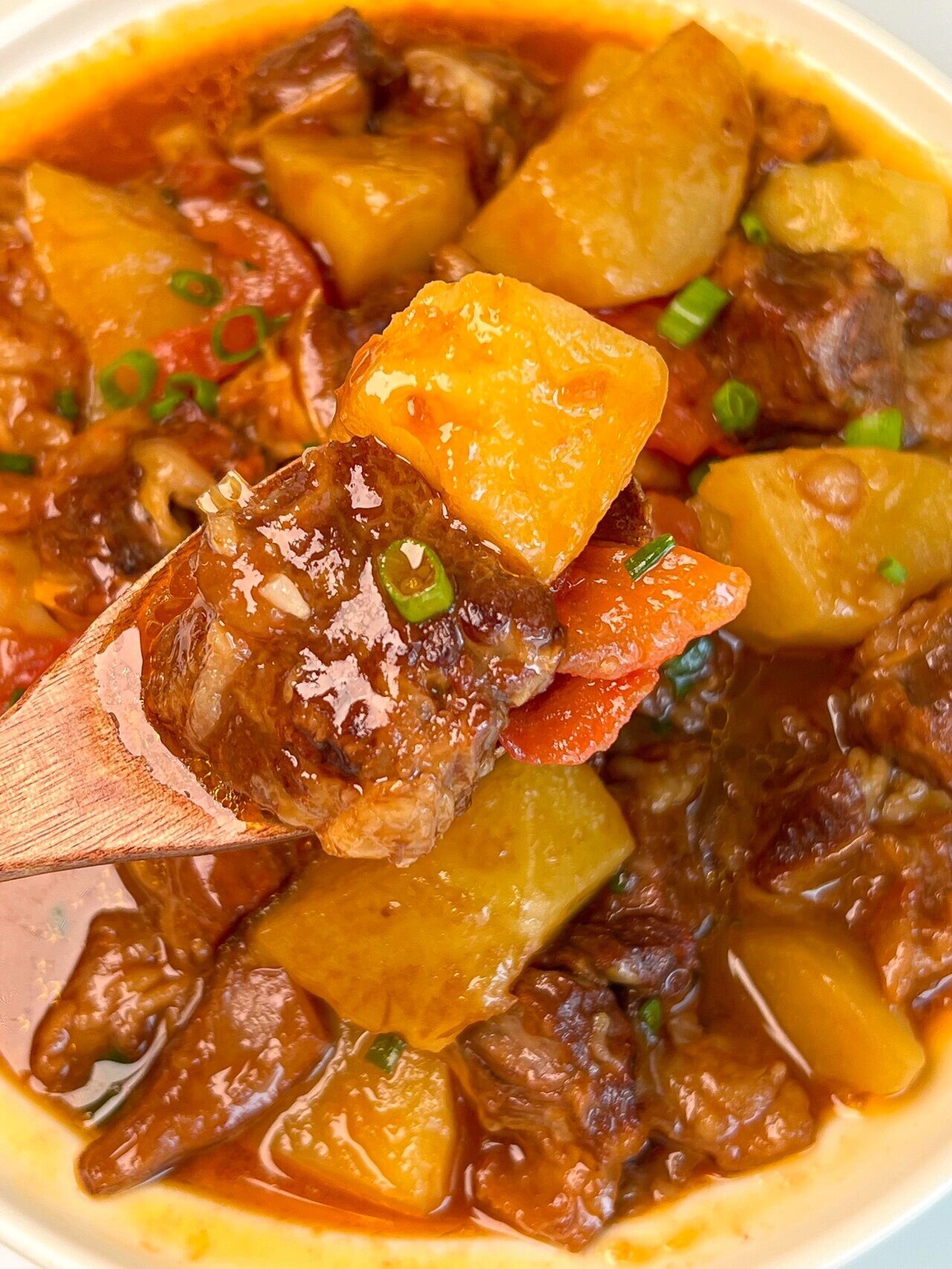 简单又下饭！番茄土豆炖牛腩，好吃都舔盘～
推荐大家都来试试这道家常
粉粉糯糯的土