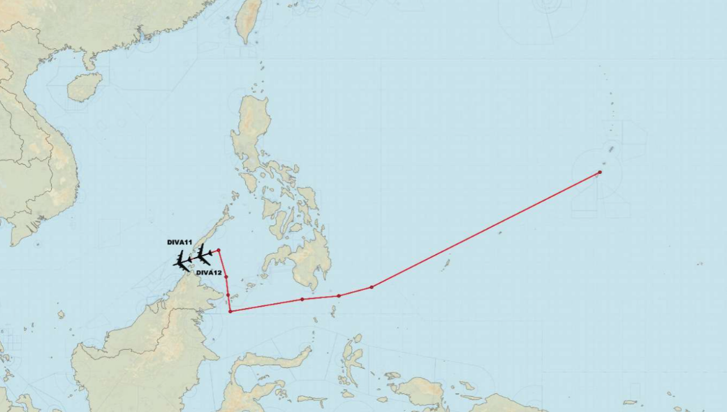 中国歼-11战斗机南海上空拦截美国空军B-52战略轰炸机，歼-11超速接近，距离
