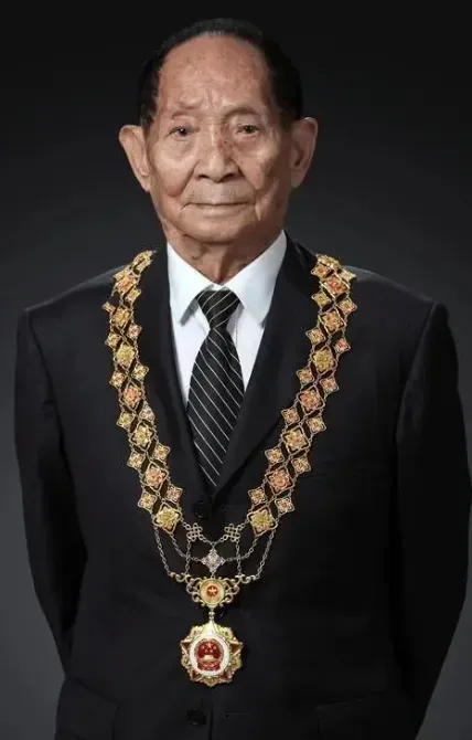 鲁豫采访袁隆平：“您知道巩俐吗？”袁老说：“不知道。”“周杰伦呢？”袁老接着摇头