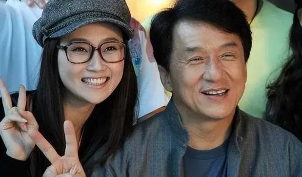 2008年北京奥运闭幕式后，成龙给张艺谋打了个电话，表示看中了闭幕式表演的一个女